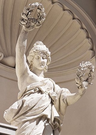 Bild: Nischenfigur an der Hauptfassade